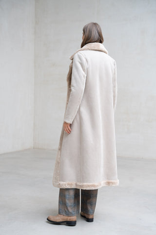 ABRIGO LARGO REVERSIBLE PELUCHE SOLAPAS CHAMPAGNE