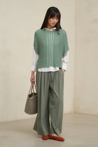 look elegante mujer tonos verdes con pantalon amplio y top de punto
