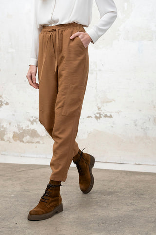 PANTALON BOLSILLOS LATERALES CAMEL