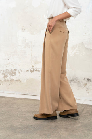 PANTALON BEIGE PINZAS TAPETAS TRASERAS