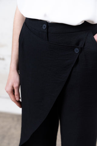 PANTALON CRUZADO  NEGRO