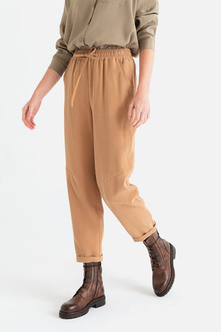 PANTALON CORTES LATERALES Y CINTAS CAMEL